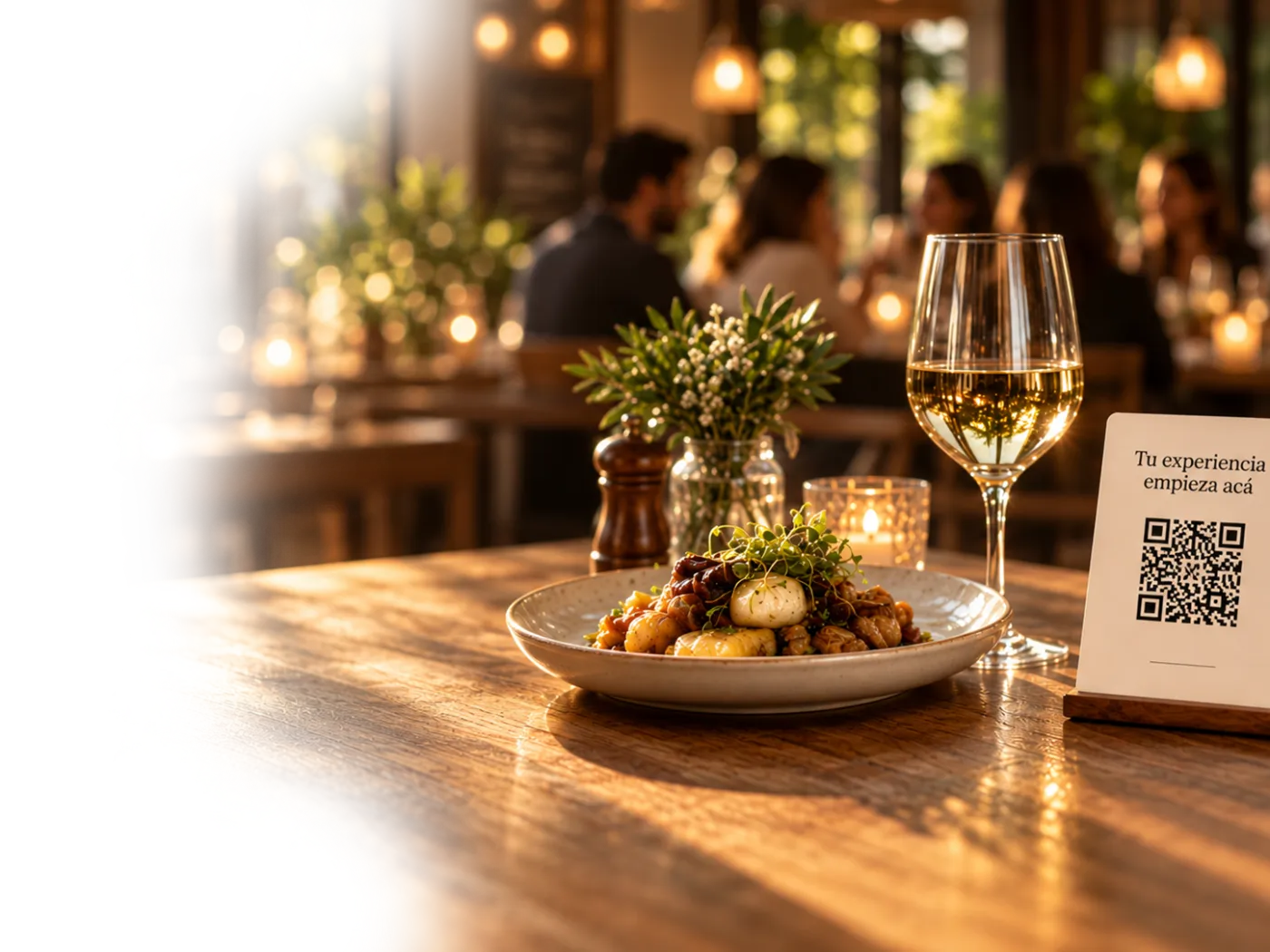 Mesa de restaurante con un plato, vino y un QR para pedir desde el celular.