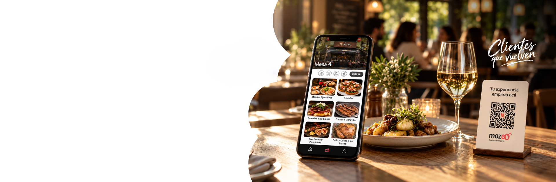 Mesa de restaurante con la carta Mozoo en el celular y un QR en la mesa.